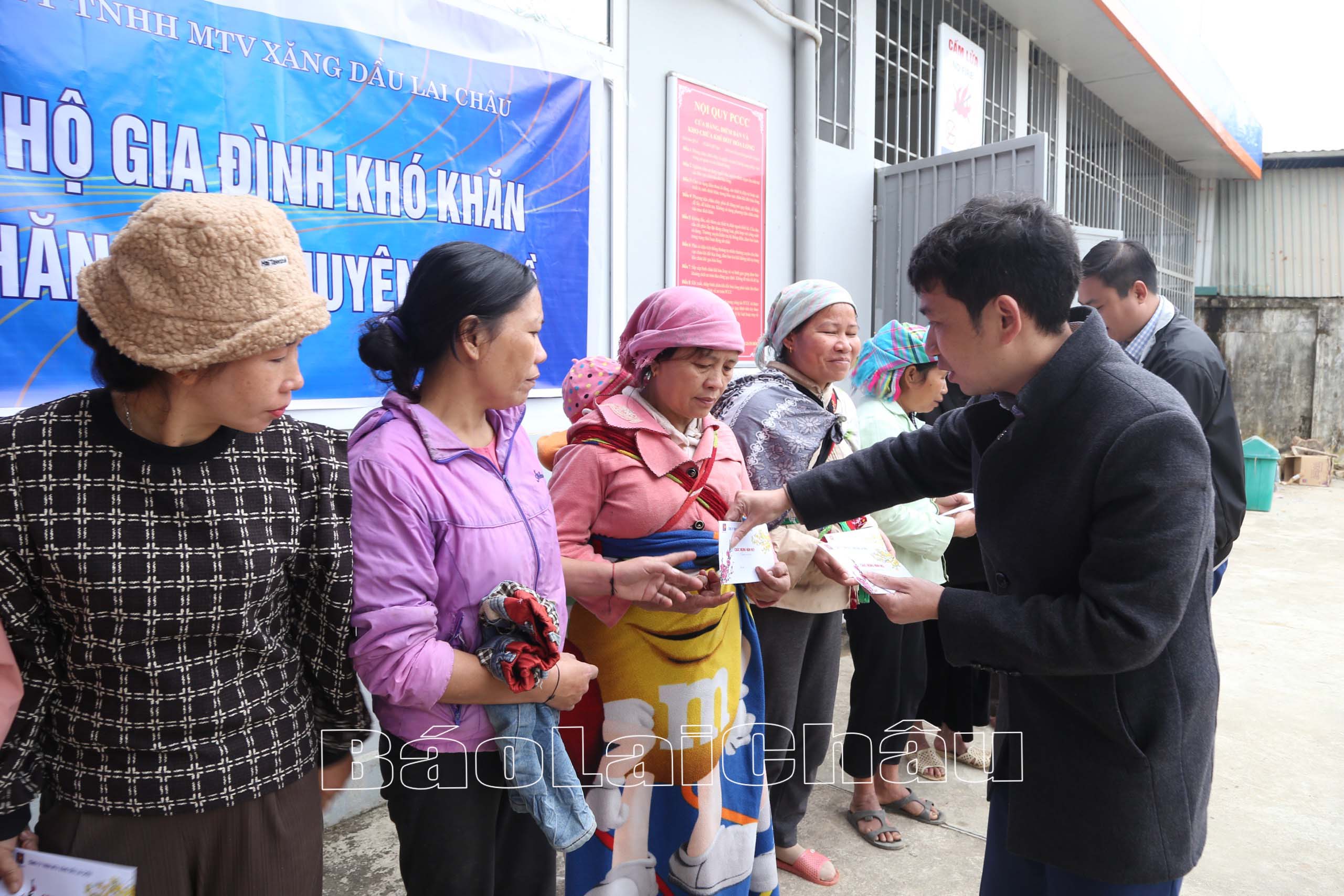 Đồng chí Trần Huy Quyền – Phó Giám đốc Công ty Xăng dầu Lai Châu trao quà tết cho các hộ nghèo xã Chăn Nưa (huyện Sìn Hồ). 